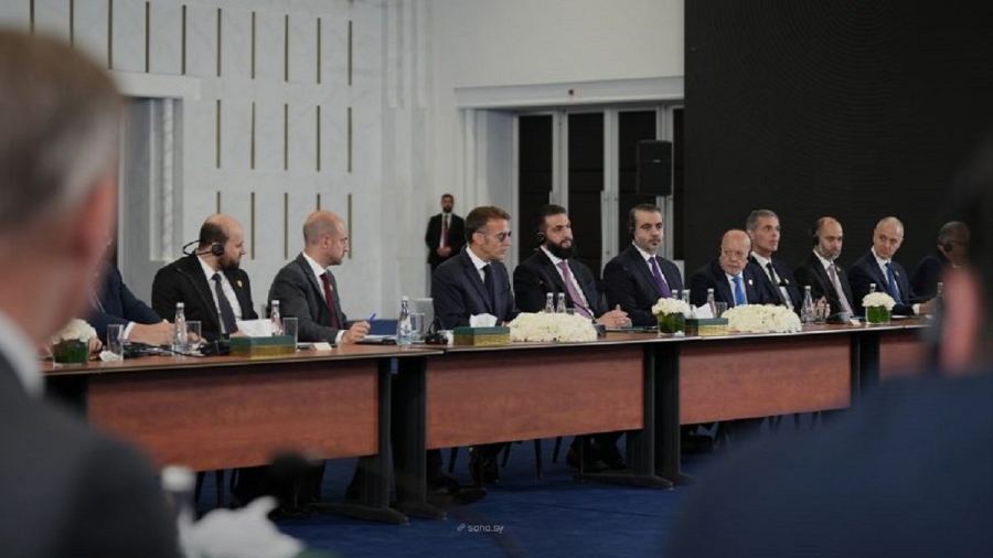 ماكرون يعلن استعداد فرنسا لدعم إعادة الإعمار والاستثمار في قطاعات حيوية بسوريا