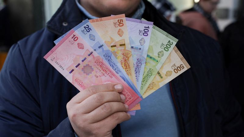 غياب الفئات النقدية الصغيرة يربك الأسواق السورية بعد سحب العملات القديمة