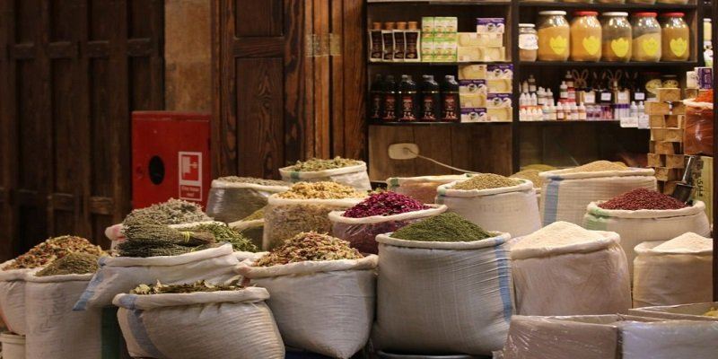 غياب الرقابة والبطاقات التعريفية يثير المخاوف حول خلطات العطارة في الأسواق السورية