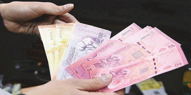 تحسن طفيف في سعر صرف الليرة السورية مقابل الدولار الأمريكي في تداولات السوق