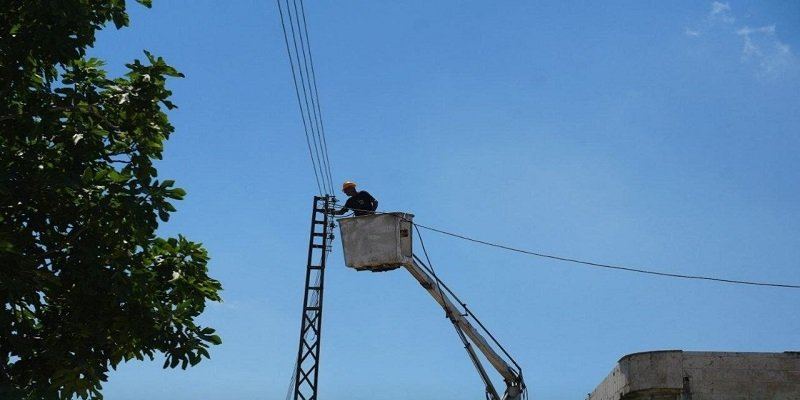 بعد انقطاع لسنوات.. عودة التيار الكهربائي إلى بلدة سلمى بريف اللاذقية