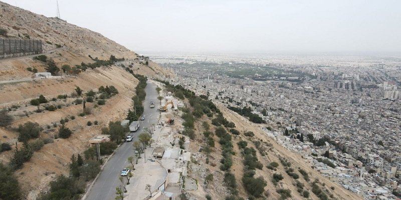 محافظة دمشق توضح ملابسات سقوط صخرة من جبل قاسيون وتؤكد اتخاذ تدابير السلامة العامة