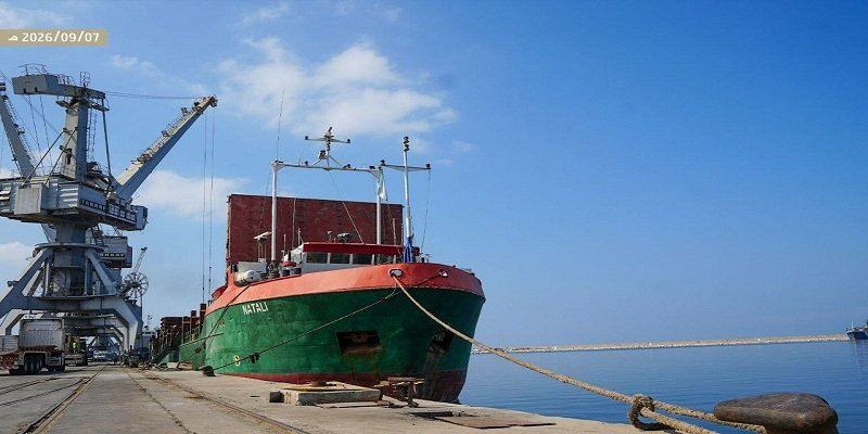 مرفأ اللاذقية يستقبل أول شحنة ألواح زجاج منذ أكثر من عقد