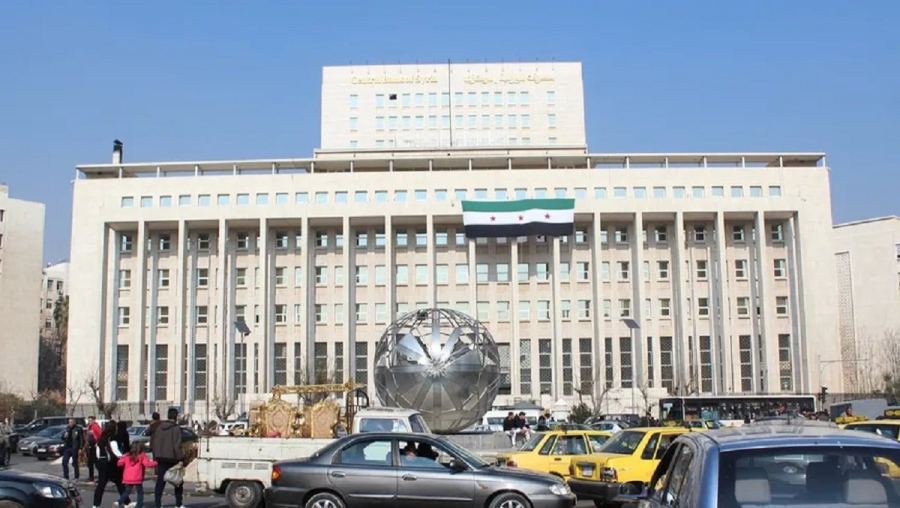 حاكم مصرف سوريا المركزي يجري أول عملية شراء بالخارج ببطاقة صادرة عن بنك سوري